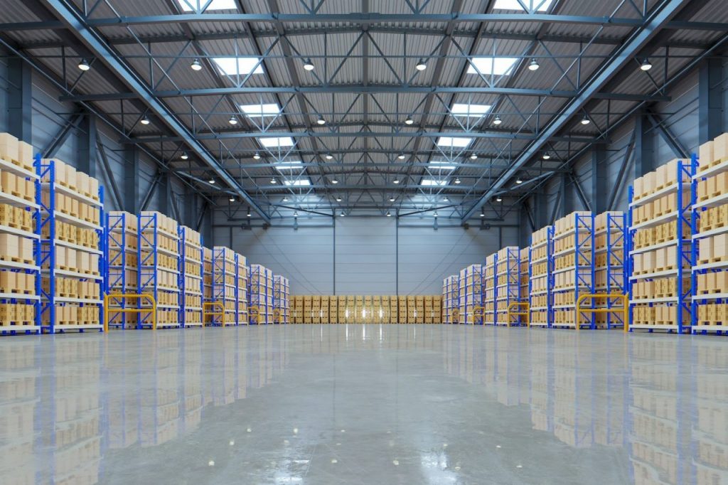 Interior de almacén con montacargas de Grupo Logístico PLIM en Manzanillo