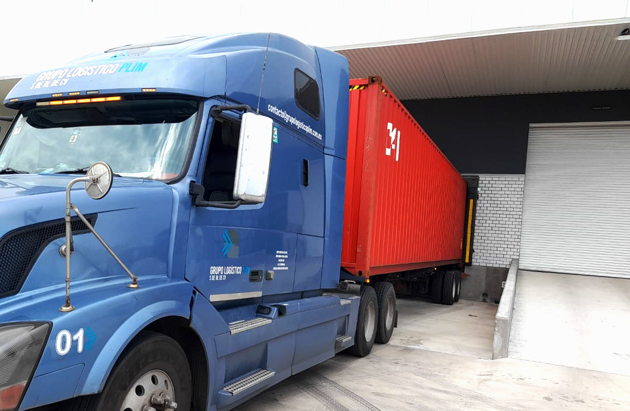transporte-de-carga-camion-descargando